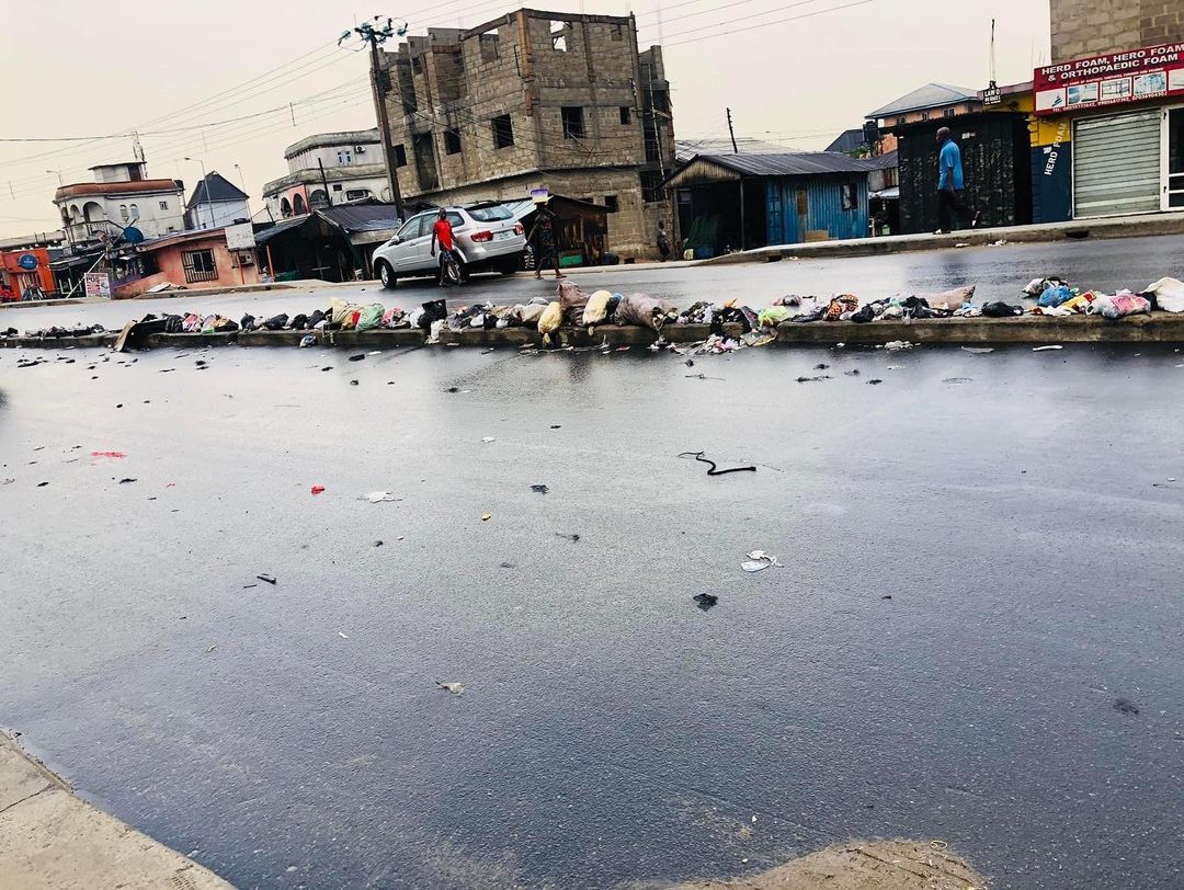 rsreportersng's tweet photo. Who Do We Blame For The Dirt’s Littered Along Major Roads In Port Harcourt?
https://t.co/9vbRJfkCgn
#RSReporters #RiversState https://t.co/mHQc4Grn23