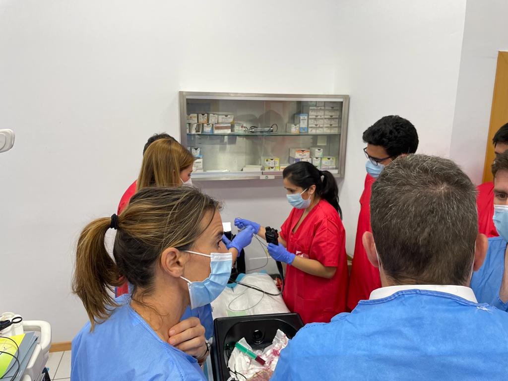 Segundo día del #CursoEndoscopiaResidentesSAPD para todos los R4 de Andalucía #SAPD #GRANDE  

Una oportunidad formativa única. Trabajando codo con codo residentes y profesores de Endoscopia

Aquí puedes consultar el programa:
📄: acortar.link/wnby8D