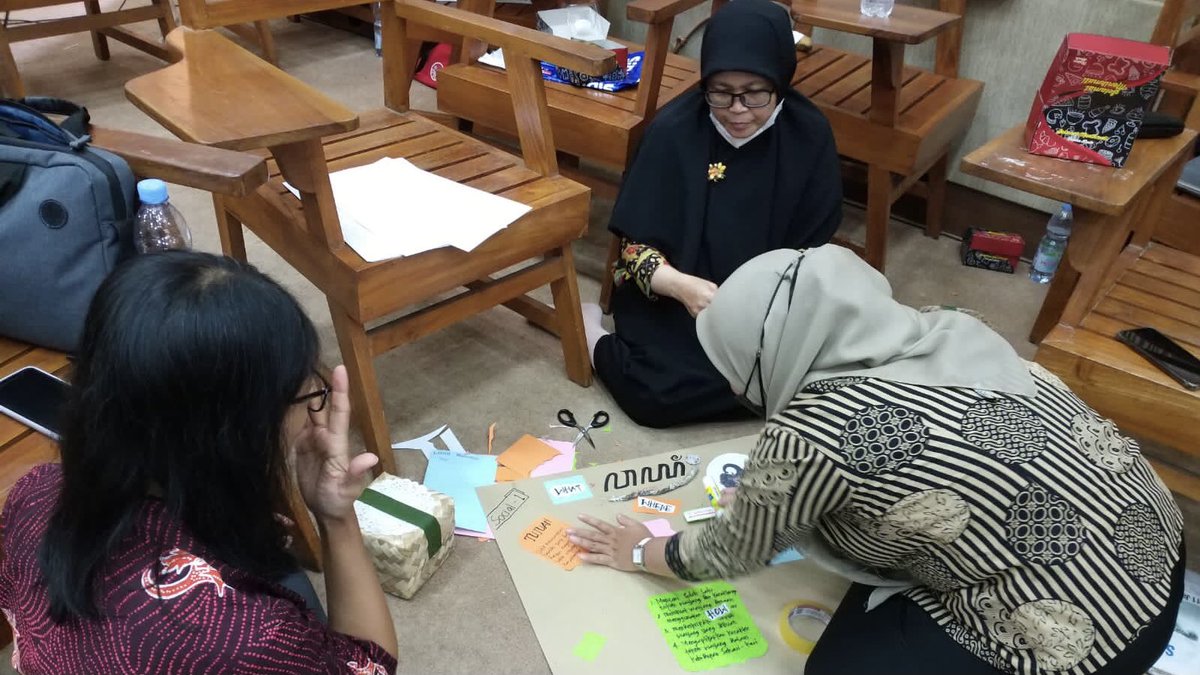 Para guru SMAN 1 Jepara berkolaborasi mempraktikkan pembelajaran berbasis proyek dalam Workshop untuk Guru: Pedagogi Berbasis TIK, Jumat, 1-4-2022) di Ruang Multimedia sekolah setempat.  @BRIDGEschools #lighthousepartnershipprogram