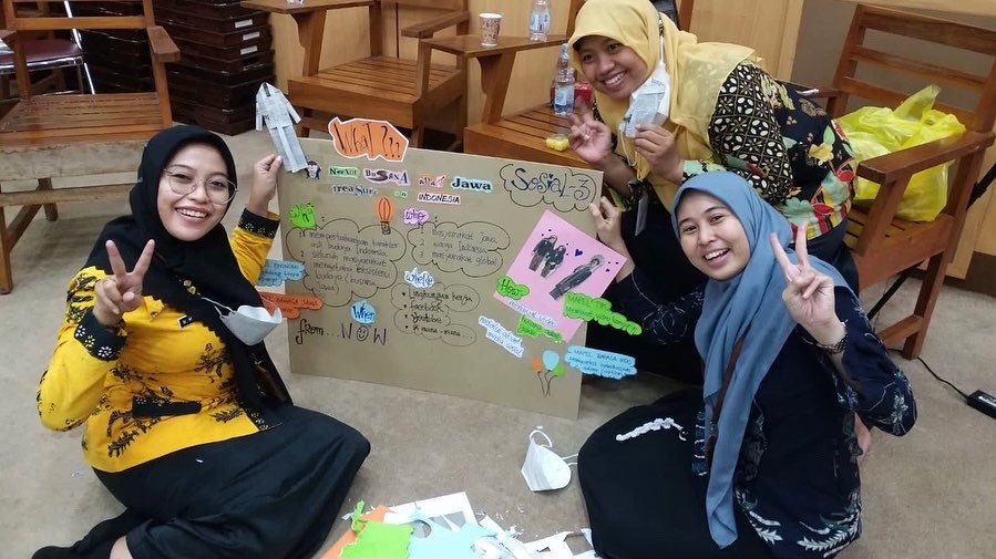 InfoSmansara's tweet photo. Para guru SMAN 1 Jepara berkolaborasi mempraktikkan pembelajaran berbasis proyek dalam Workshop untuk Guru: Pedagogi Berbasis TIK, Jumat, 1-4-2022) di Ruang Multimedia sekolah setempat.  @BRIDGEschools #lighthousepartnershipprogram https://t.co/8qYc5YeER7