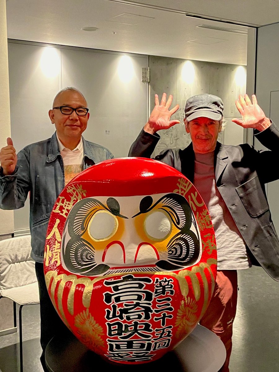 unnameabledance's tweet photo. 昨日、高崎映画祭にお邪魔してきました。上映中の停電というハプニングで図らずもお客さんと一緒に本編を鑑賞することができた泯さんと監督。

素晴らしい音響設備に、感動されていました。

舞台挨拶終わりに。
映画祭のダルマとお二人を。 https://t.co/pvvIwVmz6Y