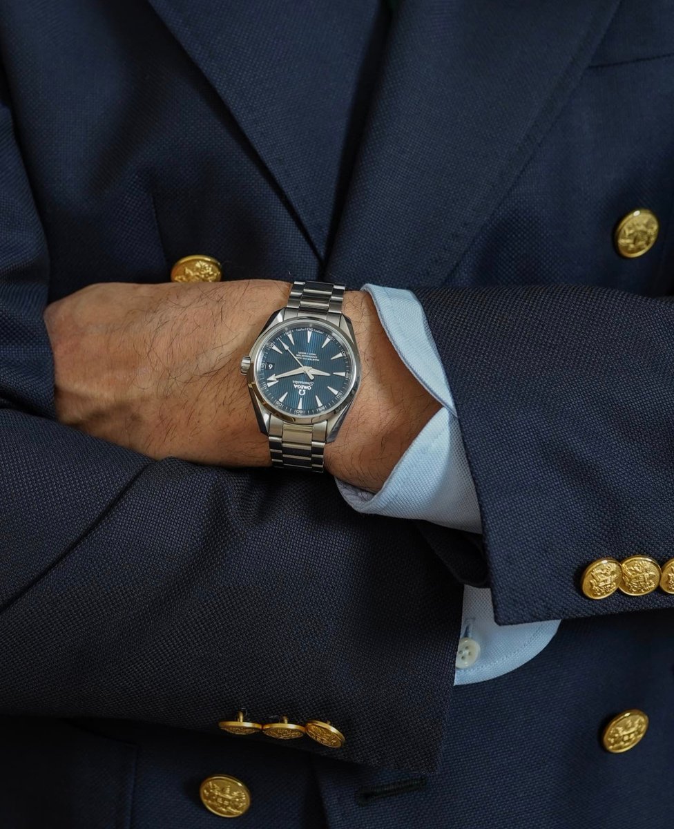 LesDamoiseaux's tweet photo. Le vrai Blazer : bleu marine et boutons métalliques dorés. https://t.co/WRWifeFW78