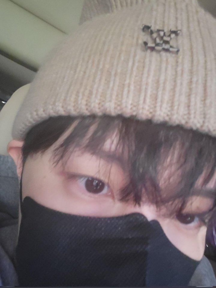 kimjeonayesha's tweet photo. Jhope on wevers 💜

Jhope:-im just going to go to the US tight now~ 😜✈️ ✈️

Hobi is looking so cute 🥺🥰
He is so exited for US Grammy and concert 🤣💜💜
#hobi 
#haveasafeflightjhope 
#HaveASafeFlightHobi https://t.co/PWpouvHX2F