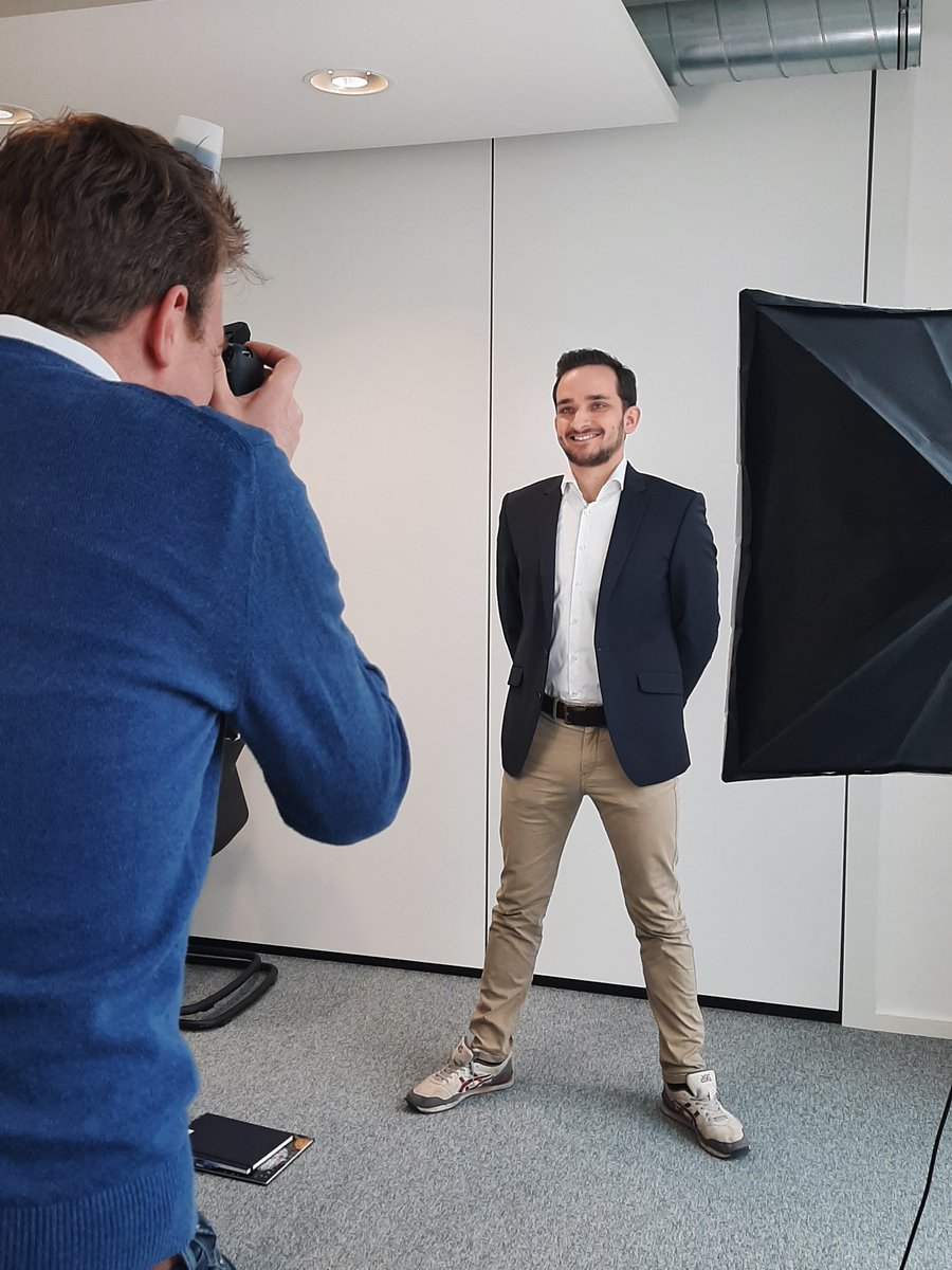BBHT_Beratung's tweet photo. Heute bekommt ihr einen Einblick hinter die Kulissen. Neben Robin dürfen wir heute zwei weitere Kolleg:innen begrüßen. Wir freuen uns sehr, dass ihr da seid und wünschen euch einen tollen Start!
#onboarding #fotoshoot #erstertag #karriere #itconsulting #wirsindBBHT #dubistBBHT https://t.co/G0acZm3flE