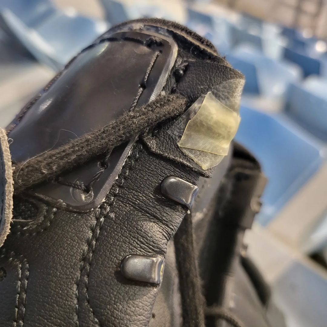 JulyJun8's tweet photo. Coach Ji said
"I put the band on his boots every day because I was afraid that the hole would be torn".

I can feel regret and affection for #JunhwanCha in her words😊 If jun isn't hurt, that's the best! Let's look forward now!🤗

from. https://t.co/xiylZgxRe3 https://t.co/mtPFmtFpzb