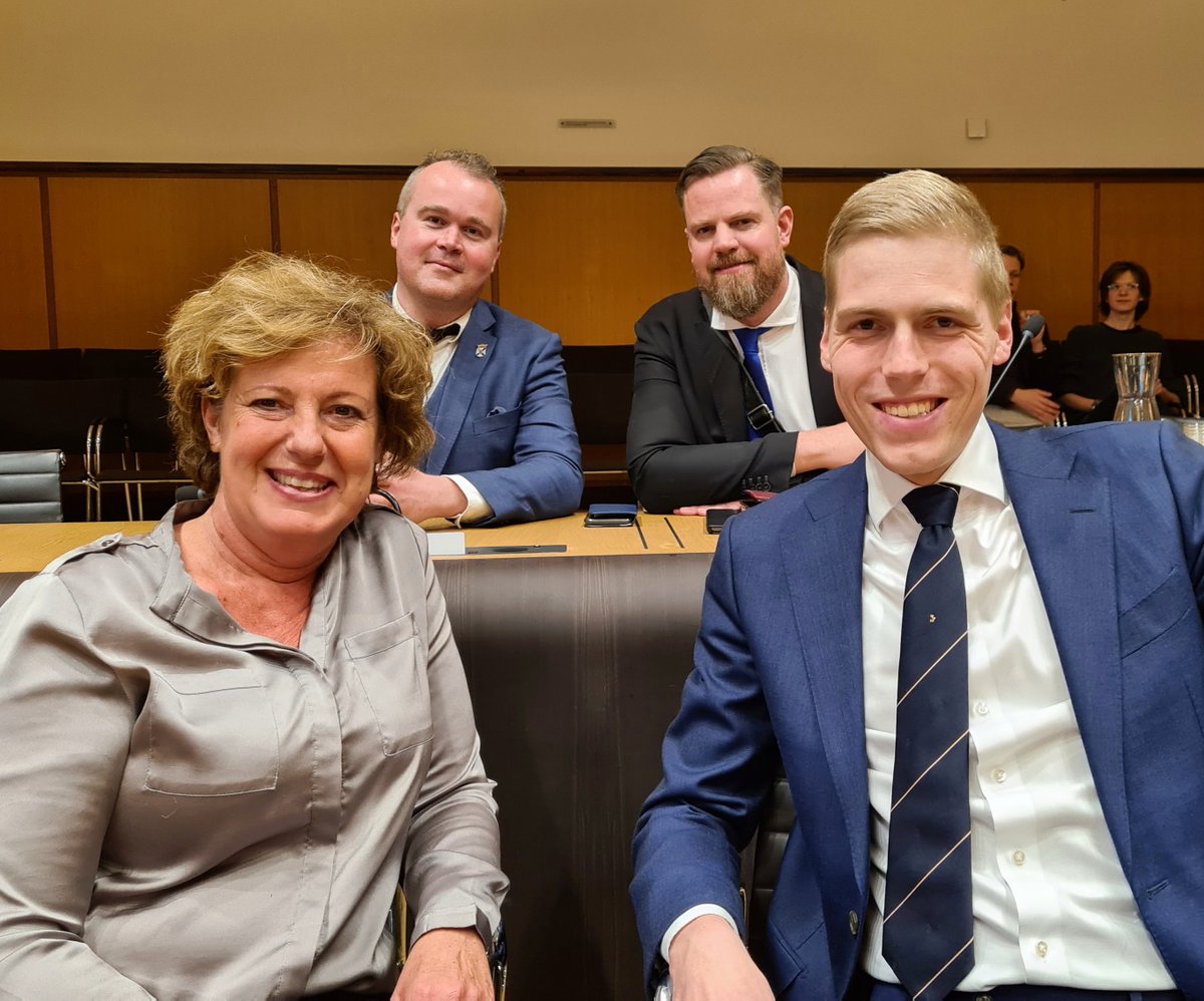 🆕 FRACTIE | Deze week is de nieuwe fractie van de VVD geïnstalleerd. Raadsleden Lennart van der Plas en Annette Brul-van Egmond gaan zich de komende jaren, samen met burgerleden Bastiaan Zuyderduyn en Leendert Hoek, inzetten voor onze gemeente! 💪