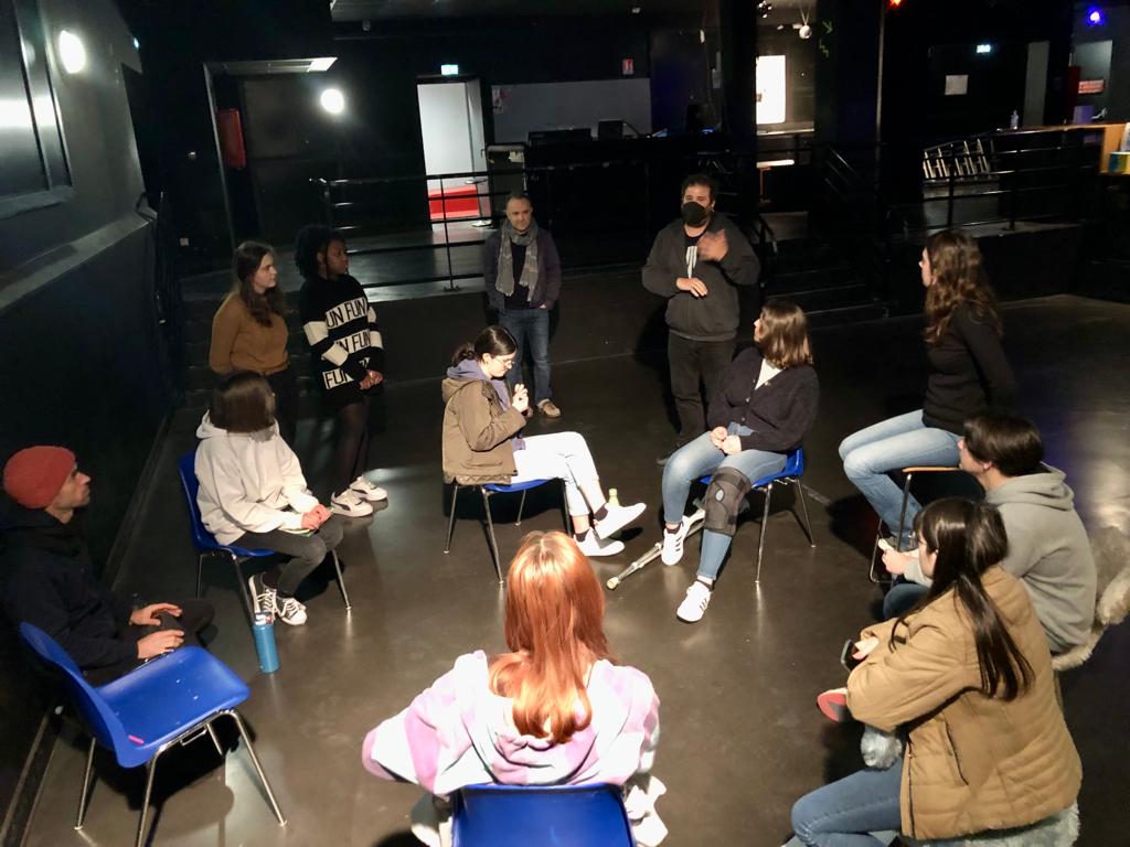 LGT Saint-John-Perse (@sjp_officiel) on Twitter photo L'atelier SLAM de <a href="/SJP_Officiel/">LGT Saint-John-Perse</a> en résidence à <a href="/asso_ampli/">association Ampli</a> pour la préparation du Nouveau Festival. L'atelier SLAM de <a href="/SJP_Officiel/">LGT Saint-John-Perse</a> en résidence à <a href="/asso_ampli/">association Ampli</a> pour la préparation du Nouveau Festival.