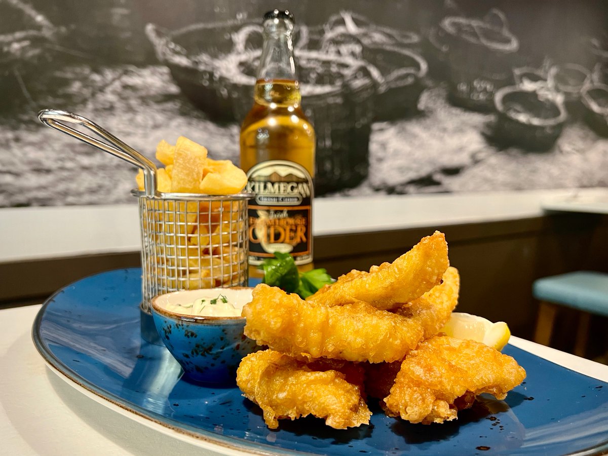 fishcitybelfast's tweet photo. Warming up this Friday with crispy fresh cod goujons 🐟 and delicious Kilmegan Irish Farmhouse Cider 🍏
#fishfriday #fishcitybelfast #codgoujons #kilmegancider https://t.co/VVuooaGV2o