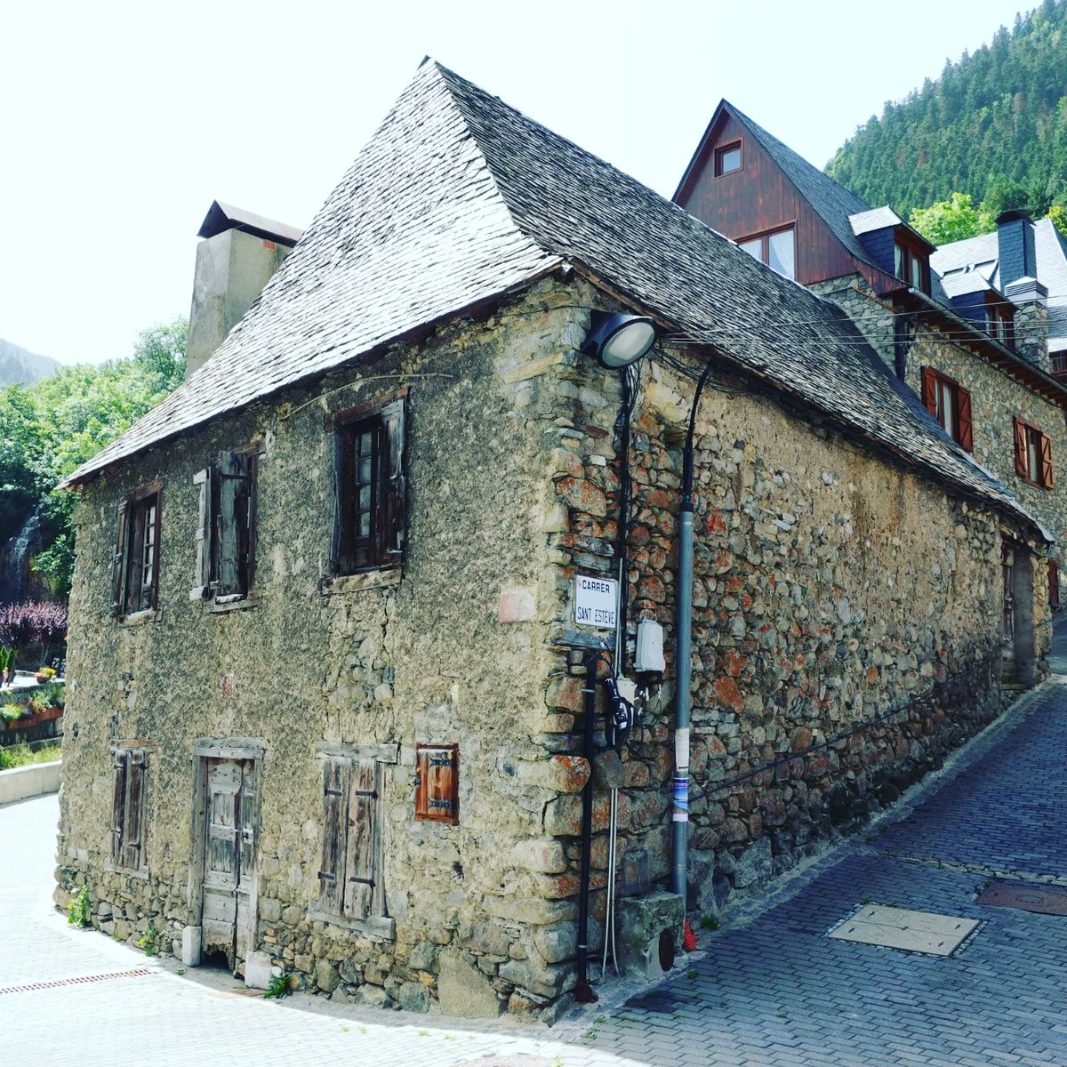 viajandoaire's tweet photo. Nos encantan más casas del Valle de Arán, como estas en Tredós. Tejados de pizarra, paredes de piedra, sus cubreventanas de madera... 😍😍😍
.
.
.
.
#tredos
#lagosdecolomers #lacsdecolomers #valdaran #valledearan #lleida #Catalunya #catalunyamola
#España #Spain #españamola https://t.co/TxrPEpFZ9x