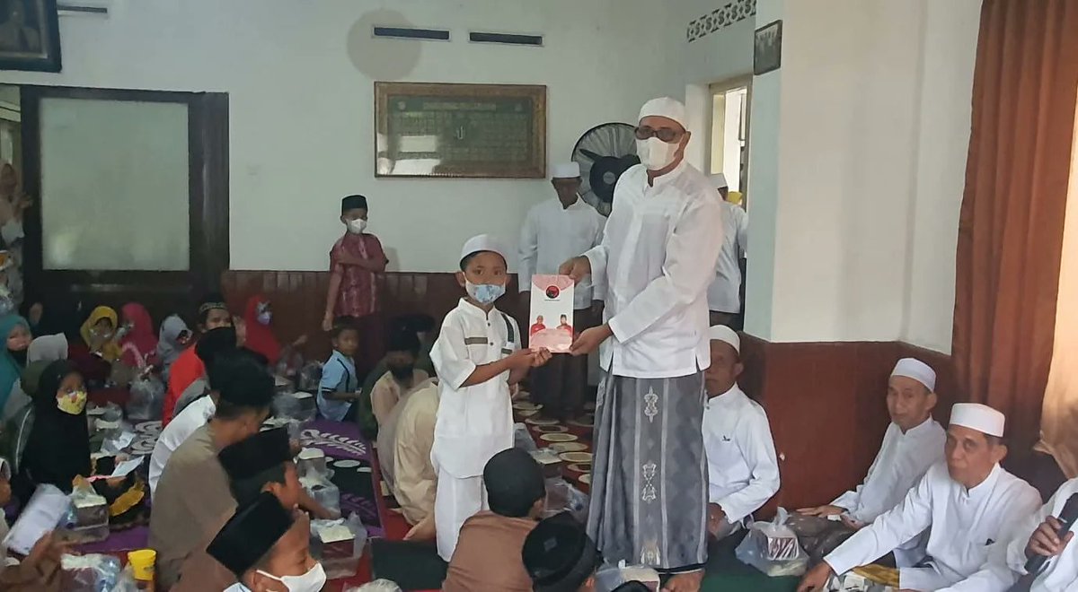MH_SaidAbdullah's tweet photo. Setelah di Masjid Masjid Al-Inayah Jakarta dan Masjid Fatimah Binti Said Ghauzan Sumenep, kami juga berkumpul dengan anak-anak yatim di kelurahan Pajagalan, Kecamatan Kota Sumenep sore ini, 1 April 2022. https://t.co/f5ivKIjZf6