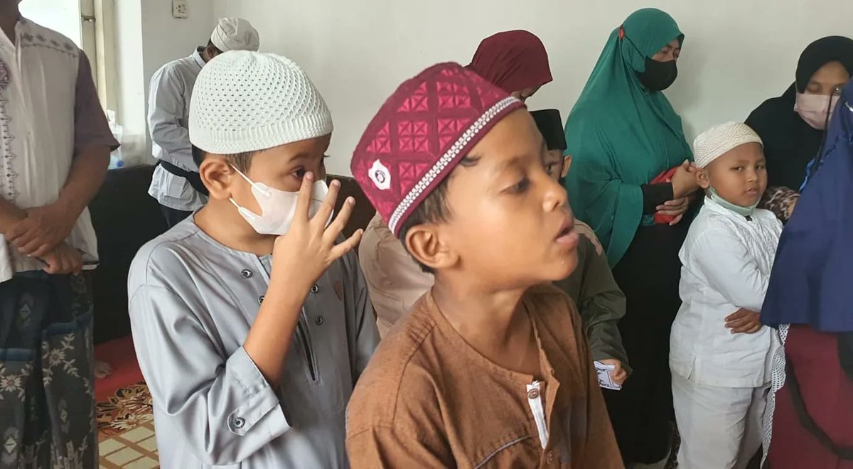 MH_SaidAbdullah's tweet photo. Setelah di Masjid Masjid Al-Inayah Jakarta dan Masjid Fatimah Binti Said Ghauzan Sumenep, kami juga berkumpul dengan anak-anak yatim di kelurahan Pajagalan, Kecamatan Kota Sumenep sore ini, 1 April 2022. https://t.co/f5ivKIjZf6