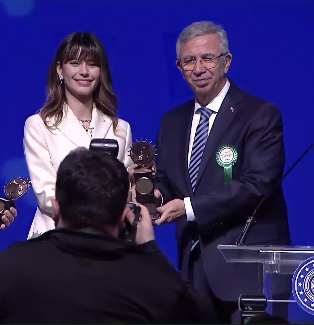 Hakan Ural, Recep Tayyip Erdoğan'ı ve hükümeti savunurken yandaş oluyor.
Alişan, Erdoğan ile fotoğraf çekinince yalaka oluyor.

Ama Beren Saat, hükümeti eleştirip CHP'li Mansur Yavaş'dan ödül alınca sanatçı oluyor.
Yersek...