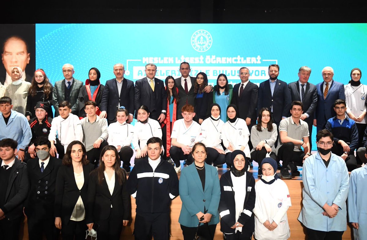 tcmeb's tweet photo. "Meslek Liseleri Öğrencileri Ailelerimizle Buluşuyor" projesinin tanıtım toplantısı, Bakan Özer’in katılımıyla Rize’de yapıldı. https://t.co/HOVy3iIZP3