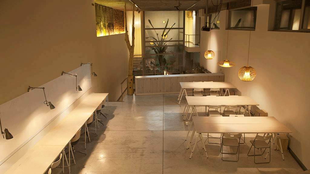 🏢El espacio ecooo, en Lavapiés, funciona como local para eventos y presentaciones. sAtt ha intervenido en él en dos ocasiones: en 2006 con un proyecto energético y de acondicionamiento interior y en 2014 con un proyecto de interiorismo.
📸Ojovivofoto