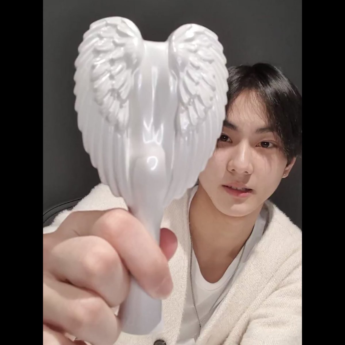9_05nm's tweet photo. เหมือนหวีที่จองวอนใช้ จะเป็นของ Tangle Angel Cherub หวีน่ารักมาก ด้านหลังเป็นปีกนางฟ้า มีคนรีวิวว่าเป็นหวีที่ทำให้ผมนุ่ม ลื่น สุขภาพดี ราคาประมาณ 500-600บาทไทย https://t.co/aRNQ59DgJt