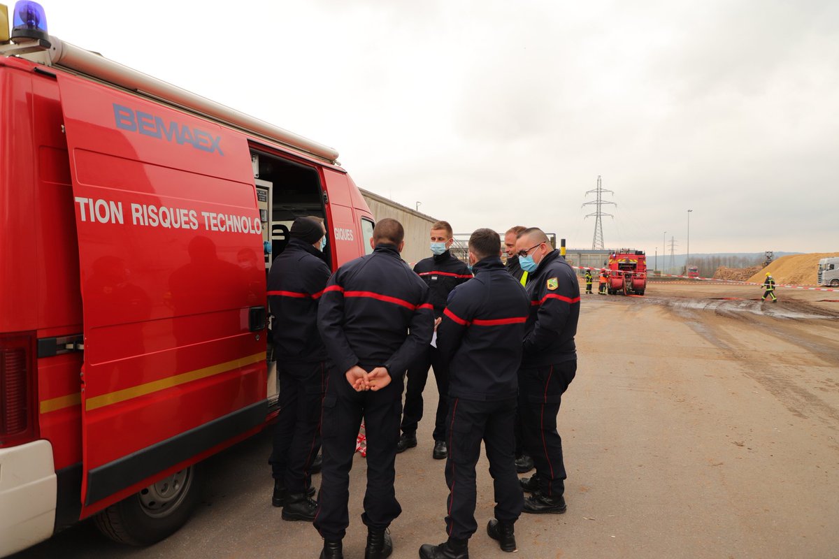 sdis08's tweet photo. #Formation #RCH2 #FinDeStage Les 👨🏻🚒 ont réalisé un dernier exercice dans une entreprise. La thématique était une fuite sur un fût contenant un produit corrosif. #Colmatage #Tenues #Pompiers #FPT #VIRT #VLOG https://t.co/2q6jAXuRJn