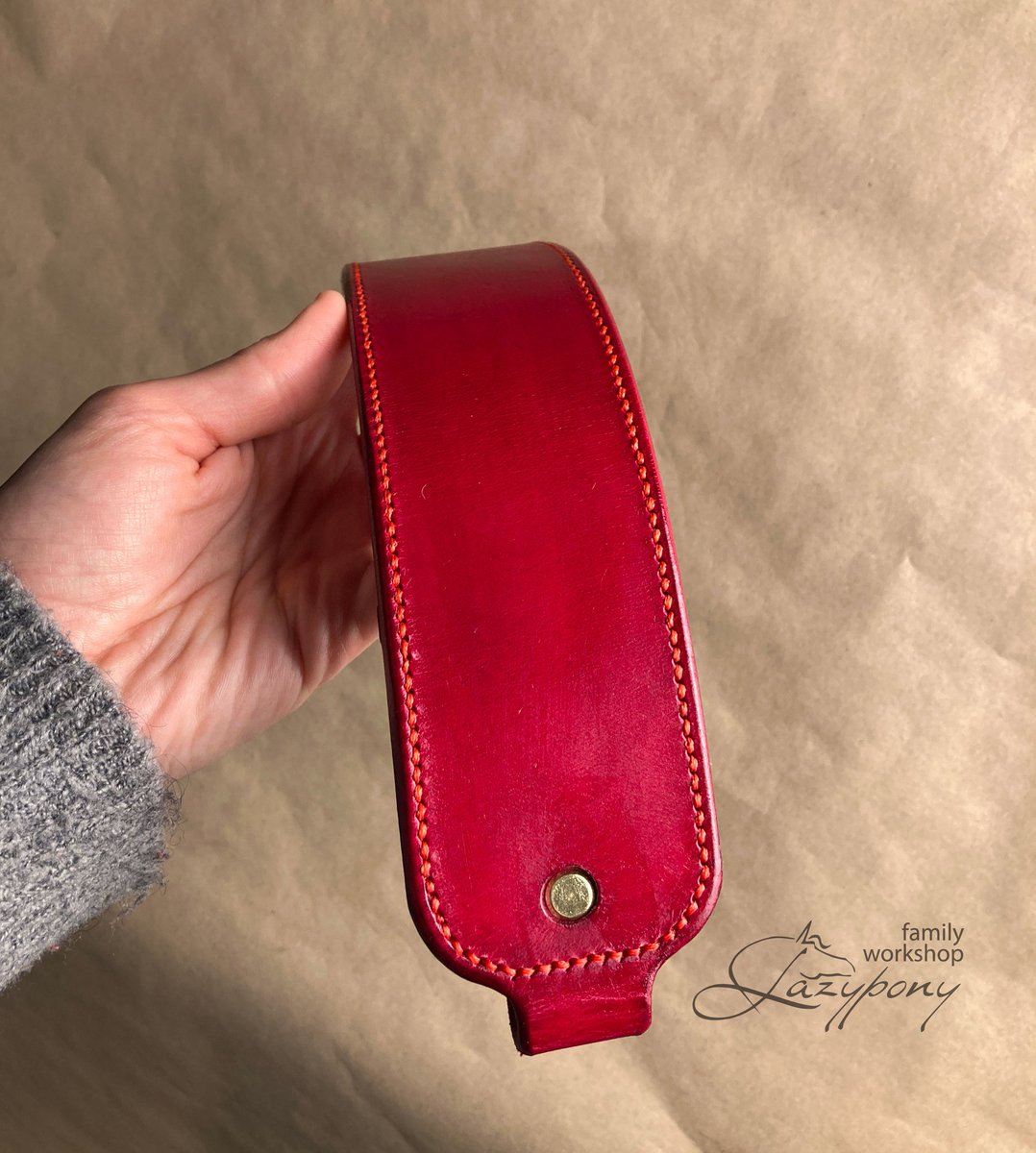 LazyponyES's tweet photo. The Lazypony halter nosaband can be ordered separately. The soft pad protects the horse's nose from excessive pressure, and also keeps the coat from chafing❤️ #lazyponyes #halterhorse #leather #customsaddlery #customtack #horsetackforsale #redhalter https://t.co/HJbKX7NKDV https://t.co/cMnTJvdWVs