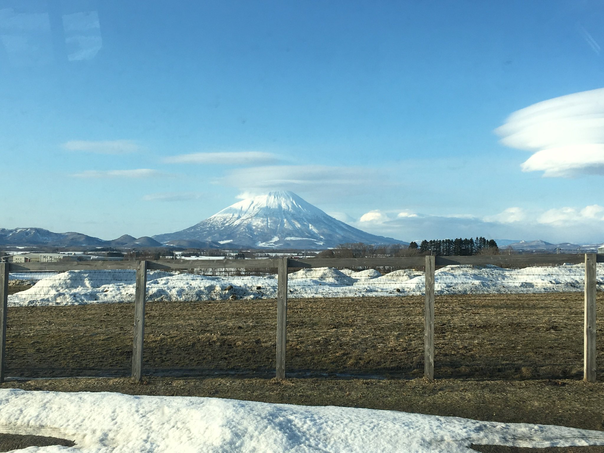 Hiphaistさん メジロ讃歌 歌詞の歌い出しが 蝦夷富士の麓に っていうのが良すぎますですわ 旧メジロ牧場からは 蝦夷富士 羊蹄山 がよく見晴らせるんですの 原典をよくわかった上で作詞してるのが良いんですの T Co Sjymlqffii Twitter