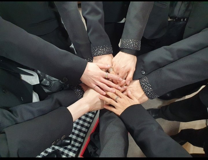 nine_ibrasil's tweet photo. Antes de ir para o primeiro stage nervoso, para o novo mundo de NINE.i!

NINE.i agora será a única estrela no palco ☆彡

Music Bank às 17h de hoje! Stage de debut do NINE.i ★Atirador do show★ Por favor, junte-se a nós! https://t.co/c1wZvjVNgZ