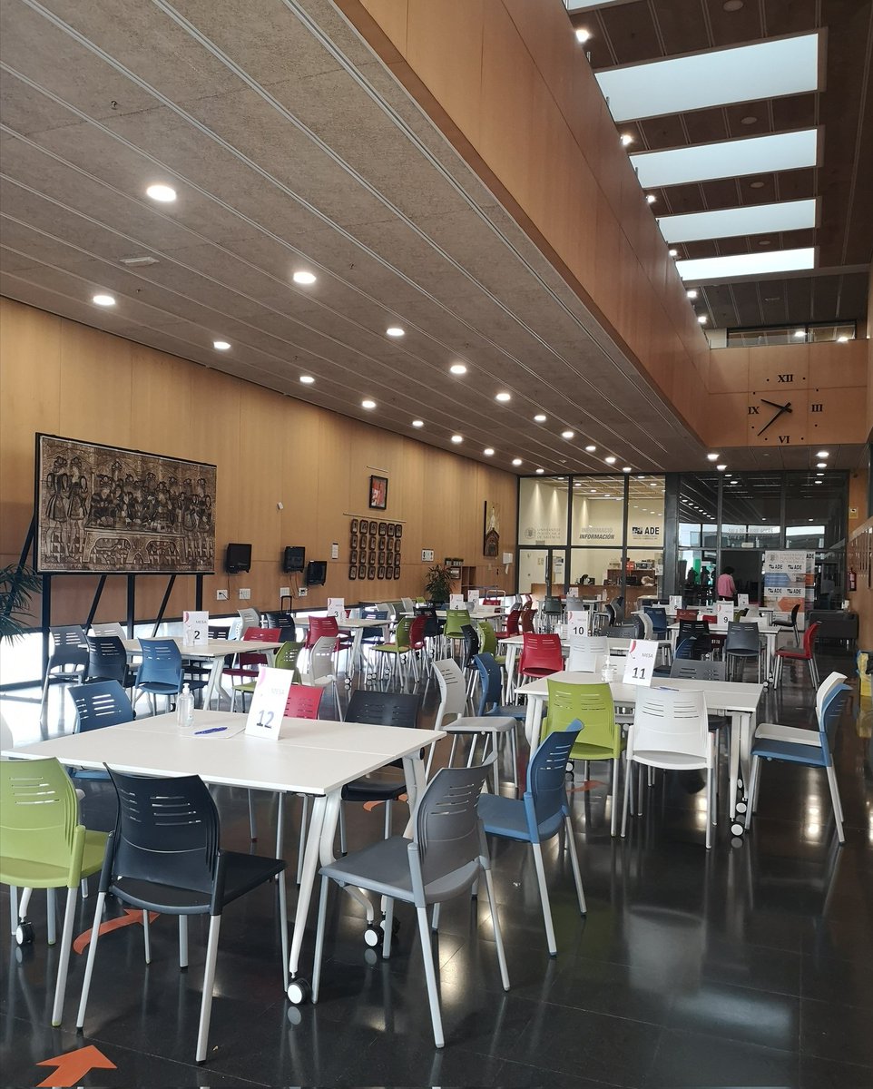 Momentos antes de iniciar el Quédate Business...

El hall luce genial 🤩🤩🤩🤩

#adeupv #fadeupv #upv #empleabilidad