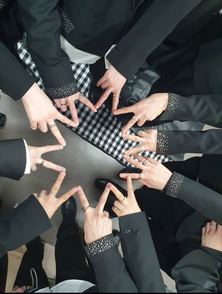 nine_ibrasil's tweet photo. Antes de ir para o primeiro stage nervoso, para o novo mundo de NINE.i!

NINE.i agora será a única estrela no palco ☆彡

Music Bank às 17h de hoje! Stage de debut do NINE.i ★Atirador do show★ Por favor, junte-se a nós! https://t.co/c1wZvjVNgZ