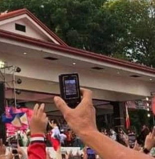 RiHou_18's tweet photo. Naiyak ako.. Isa nanaman pong supporter ang nagpakita ng totoong pagmamahal sa ating presidente. https://t.co/rH1lY4EZh5