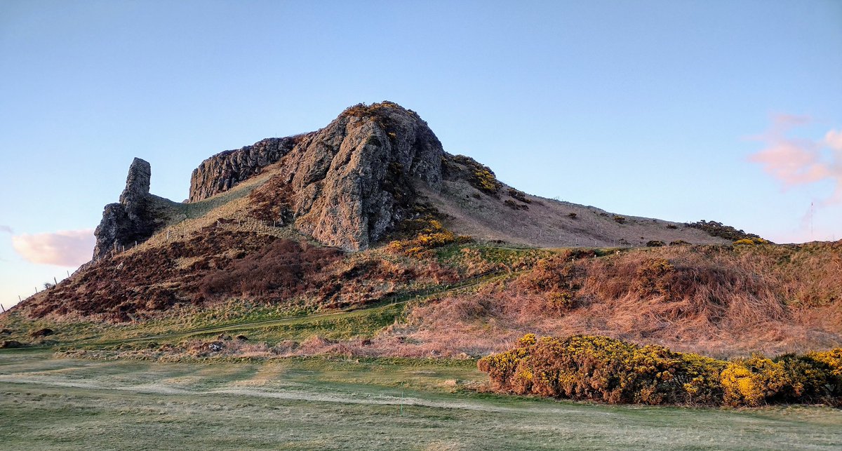 BirtiesBlog's tweet photo. Sunset at Blackwaterfoot @VisitArran @ExploreKintyre @ShiskineGolf @VisitScotland #islebeback π΄σ §σ ’σ ³σ £σ ΄σ Ώ https://t.co/0CUMD9yyjl