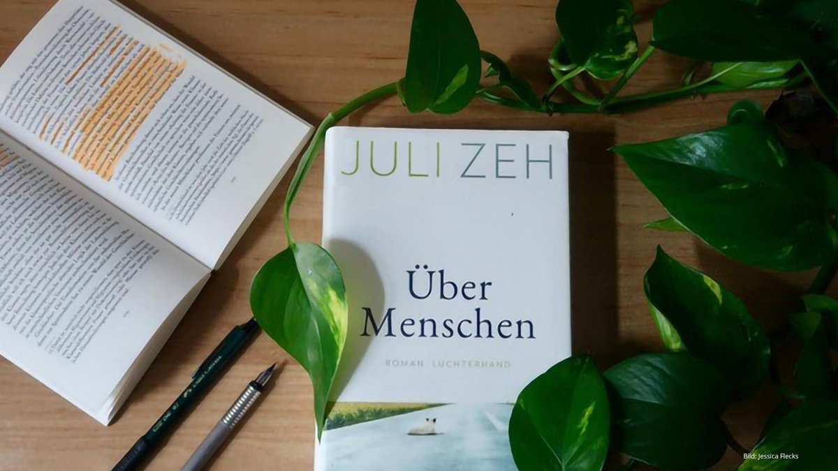 tudresden_de's tweet photo. "Über Menschen": Studierende der #TUDresden &amp; die @SLUBdresden starten die Aktion "Eine Uni – ein Buch". Gefördert von @stifterverband, @ktstiftung &amp; @DIEZEIT finden verschiedene Projekte zu den Themen Klimawandel, Teilhabe &amp; Rassismus statt. Mehr Infos ➡️ https://t.co/9g7uS5bfJo https://t.co/AGjHdjnOAL