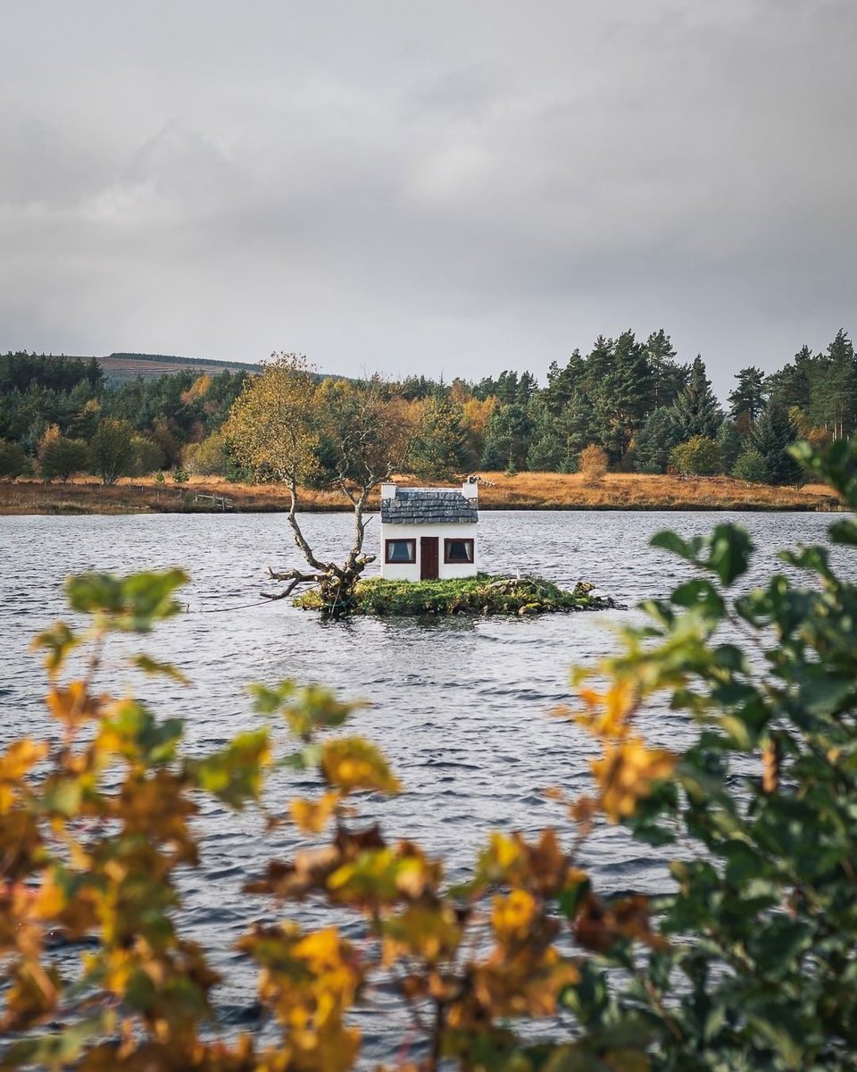 Legend has it, this 'wee hoose' was built in 1824, by local whisky distiller Jock Broon 👀 He passed away shortly after moving in &amp; the hoose has remained there ever since! 😉

📍Loch Shin, #Highlands 📷 IG/keirmathieson #TalesofScotland