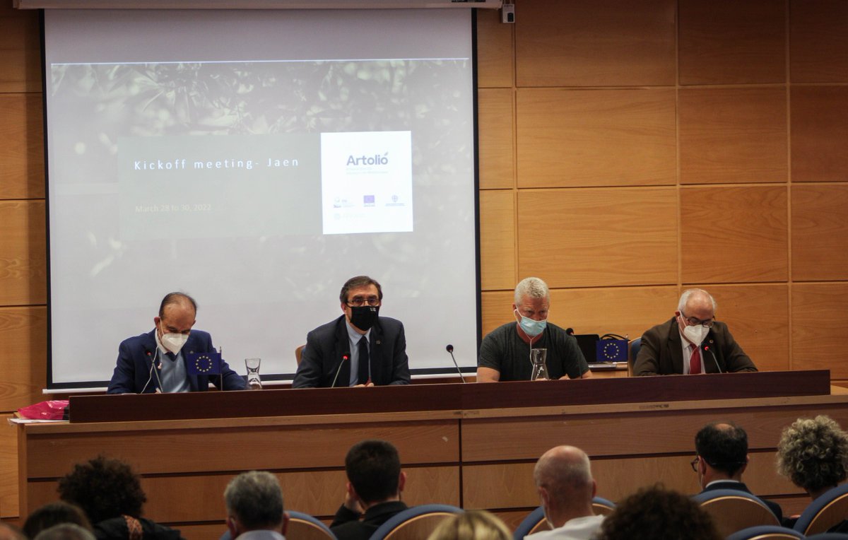 ujaen's tweet photo. ▶La @ujaen participa en la primera reunión de trabajo del proyecto europeo ARTOLIO, cuyo principal objetivo es conseguir el desarrollo económico de los territorios ligados al olivar siguiendo los principios de #sostenibilidad e #innovación 
ℹ️👉https://t.co/tfvdqi4eJ4 @OTRIUJA https://t.co/W5n2N2QIK1