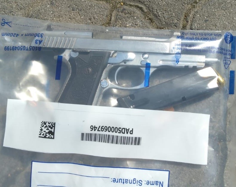 #sapsWC Swift action by Maitland #FlyingSquad resulted in the apprehension of a 32yr-old suspect following a robbery of a cigarette delivery vehicle in Elsies River, on 31/03. Firearm with serial nr erased seized. #TrioCrimes #FightingCrime ME
saps.gov.za/newsroom/msspe…
