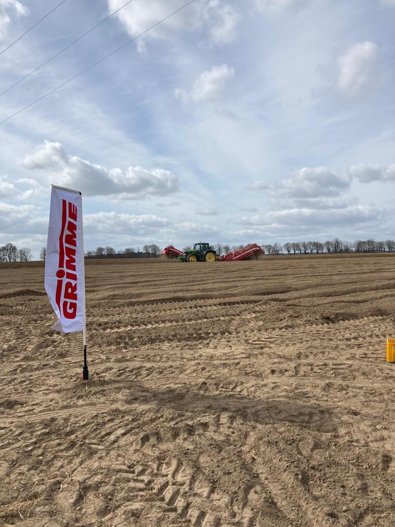 GRIMMEGroup's tweet photo. Lots of action in the fields at the beginning of the week - before the snow came. 🥶 The #RowShow2022 is going well and we are looking forward to more great events. 
#GRIMME #potato #beet #snow https://t.co/wOTrj700Su
