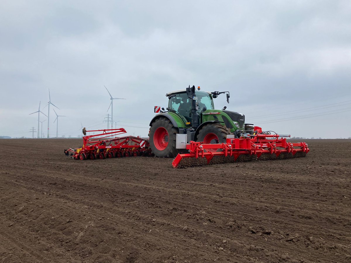 GRIMMEGroup's tweet photo. Lots of action in the fields at the beginning of the week - before the snow came. 🥶 The #RowShow2022 is going well and we are looking forward to more great events. 
#GRIMME #potato #beet #snow https://t.co/wOTrj700Su