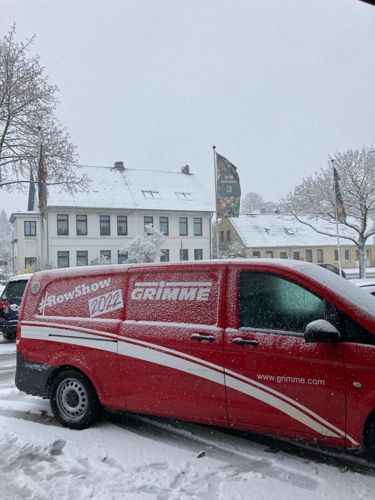 GRIMMEGroup's tweet photo. Lots of action in the fields at the beginning of the week - before the snow came. 🥶 The #RowShow2022 is going well and we are looking forward to more great events. 
#GRIMME #potato #beet #snow https://t.co/wOTrj700Su