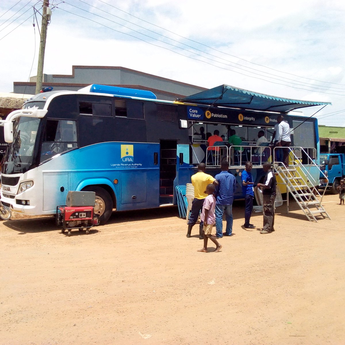BATARINGAYAAID2's tweet photo. The #URAuganda mobile Tax office is in districts of Southwestern region. #Tujenge bus is aimed at creating awareness and extending services to people who can't easily access the URA premises.
Right now in Sanga Town council and Rushere in Kiruhura district. https://t.co/pMeqO54pKg