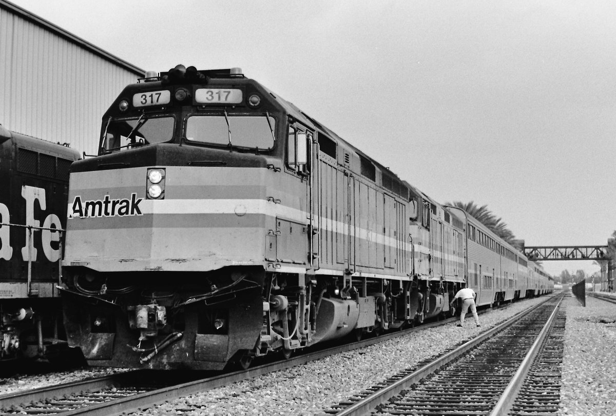 pe314418's tweet photo. この日は教習用?のド新車・California Car3両の付いた12両編成。早朝の上り列車を狙ったのは、Superlinerが運用されていたからです。LAまではSanDiegan、以降はCoast StarlightとしてSeattleまで通しで運用されていました。二階建客車がズラリと並ぶ光景は壮観です。
#Amtrak #F40PH https://t.co/QkOKhjEiGw