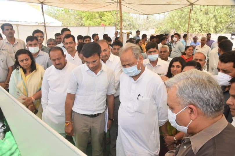 माननीय मुख्यमंत्री महोदय <a href="/ashokgehlot51/">Ashok Gehlot</a>  से आज जोधपुर दौरे के दौरान मुलाकात करके एक बार फिर से #राज्य_पात्रता_परीक्षा (सेट) के लिए आग्रह किया। मुझे पूर्ण विश्वास है कि जल्दी परीक्षा आयोजन की घोषणा होगी। 🙏🏻 1/2
<a href="/RajCMO/">CMO Rajasthan</a> <a href="/JodhpurDm/">District Collector & Magistrate, Jodhpur</a>