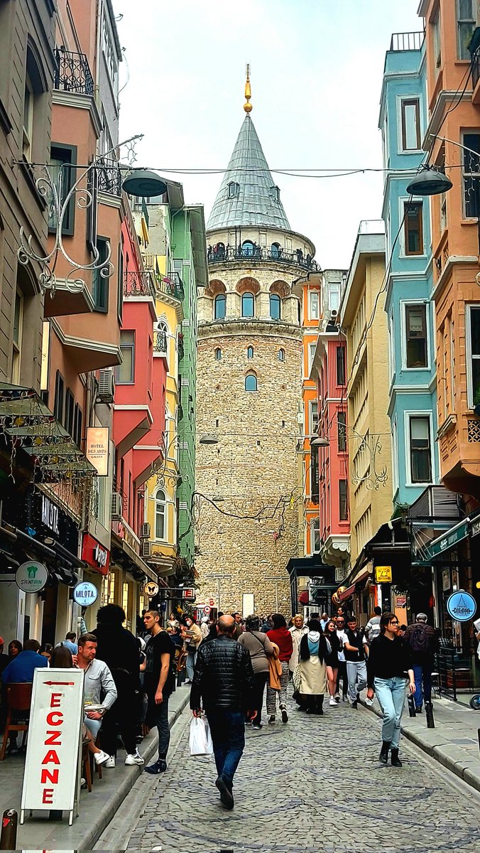 bymeydanoglu's tweet photo. Bereketli cumalar olsun 🙃
#istanbul #karaköy #galata #galatatower #karaköy #eminönü https://t.co/SytnClGle3
