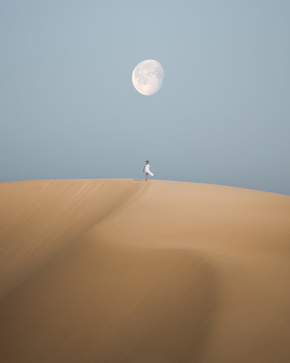 Gm frens,

Currently working on the drop of my collection later today.

Sharing one of my favourites from the drop👇🏽
Moon Walk #4