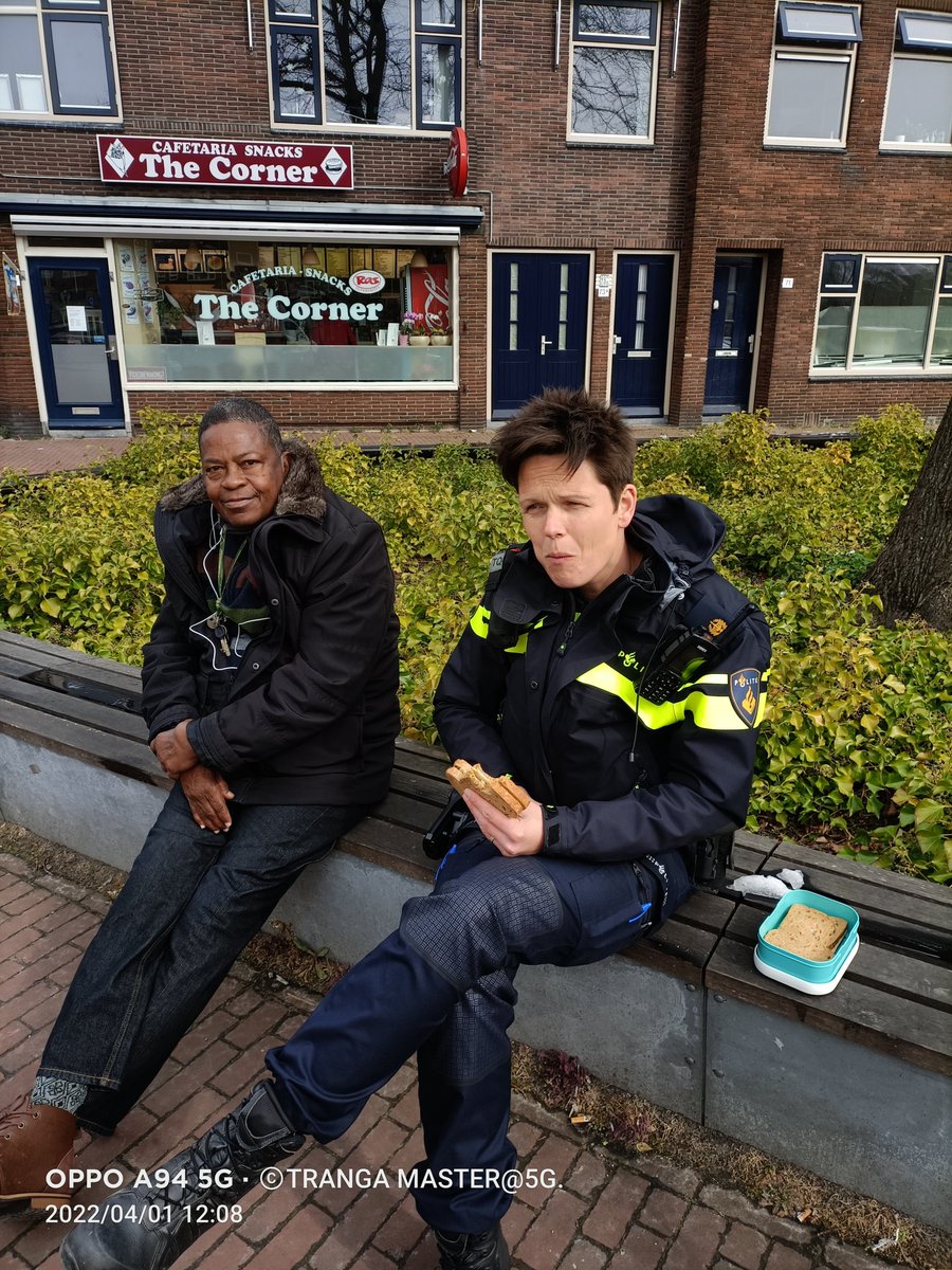 GerardWessel60's tweet photo. Even met wijkagent
Eva ,haar 12uurtje op de Wielewaal plein genuttigd en tijd voor een foto,zegt Eva bijna
nooit daartegen https://t.co/s2HeYYcKag