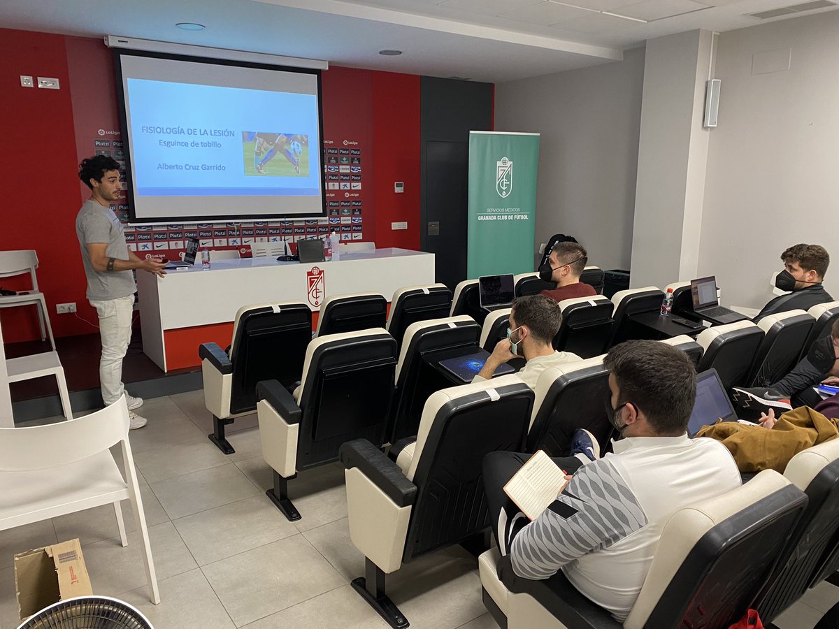 GranadaCF_Salud's tweet photo. Nuevo encuentro sobre las bases biológicas en los procesos lesivos. Muchas ideas de aplicación rápida, surgieron debates de gran interés…la inquietud, autoexigencia y el inconformismo nos mueve. https://t.co/IjdRONKRiz