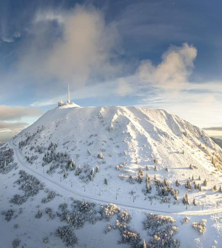 millanvoyejmarc's tweet photo. Le Puy-de-Dôme. https://t.co/JtT3uKtbjp