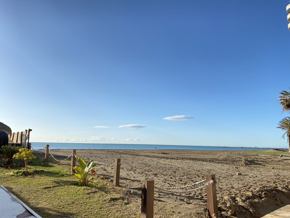 rosaengris's tweet photo. Hoy tempranito en Málaga. Precioso día, soleado, un poquito de poniente, pero se respira sin polvo al fin… @tiempobrasero #Malaga https://t.co/U2D3ELIuh2