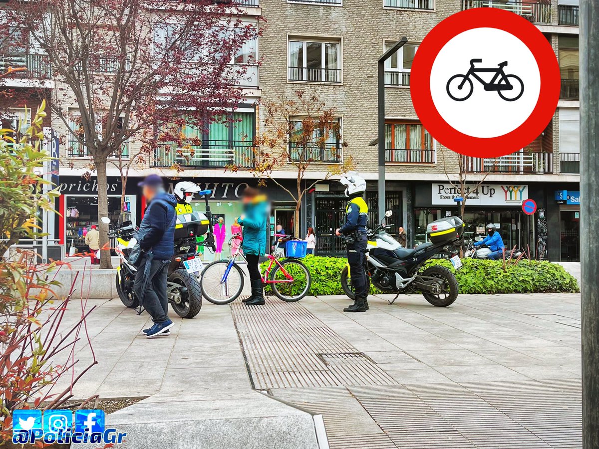 PoliciaGr's tweet photo. Que no se puede circular con bicicletas por zonas peatonales, es algo que todo el mundo debería de conocer, sin embargo, en el bulevar de avenida Constitución se ha querido reforzar esa restricción con señalización que prohíbe expresamente su circulación…
Pues no hay manera 😩 https://t.co/jh5n1kbknf