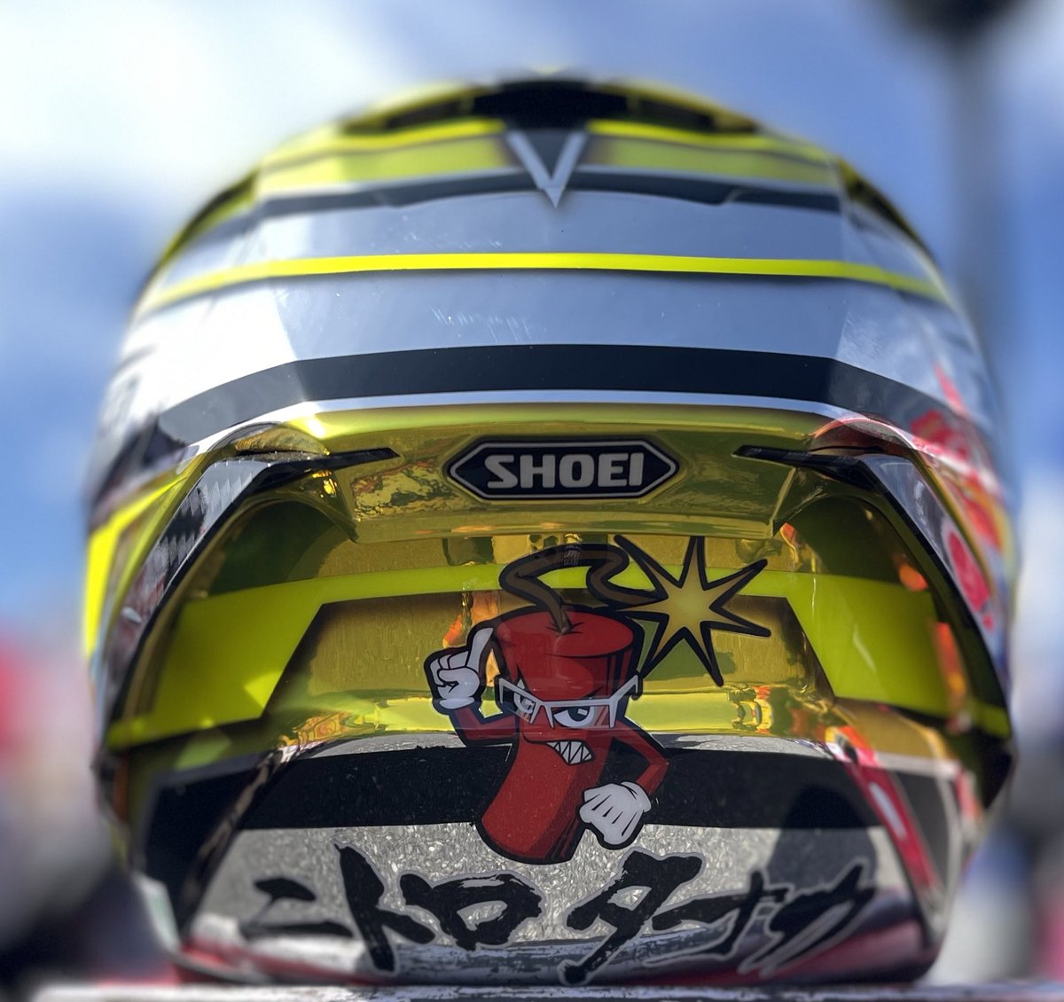 nitrotanaka's tweet photo. 茂木2日目は3番手でした。

写真は今年のヘルメット #SHOEI #x14 
ペイントは #QmaDesign さんです。
今年もピカピカのメッキバージョンです。
メッキは #FarmFactory さんで施工して頂きました。

このヘルメットで1年間頑張ります

明日はいよいよ予選と決勝です💪 https://t.co/gXsD7TEWt7