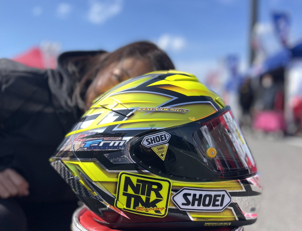 nitrotanaka's tweet photo. 茂木2日目は3番手でした。

写真は今年のヘルメット #SHOEI #x14 
ペイントは #QmaDesign さんです。
今年もピカピカのメッキバージョンです。
メッキは #FarmFactory さんで施工して頂きました。

このヘルメットで1年間頑張ります

明日はいよいよ予選と決勝です💪 https://t.co/gXsD7TEWt7