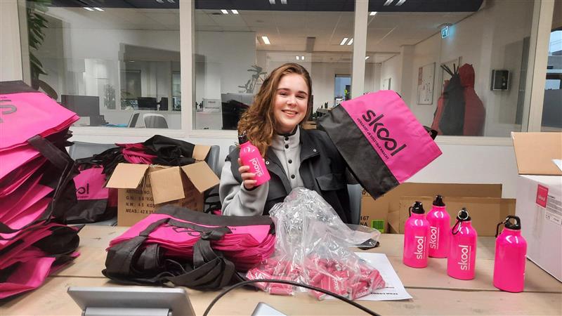 SkoolNL's tweet photo. We treffen de laatste voorbereidingen voor de IPON. Zo is onze collega Ana al druk bezig met de goodiebags. Jullie zien we toch ook volgende week op onze stand? (B085)

Nog niet geregistreerd? Doe dit dan nog snel via: 
https://t.co/cPaMhISZBF...

#skool #IPON #basisonderwijs https://t.co/ZQq0TtOJGX