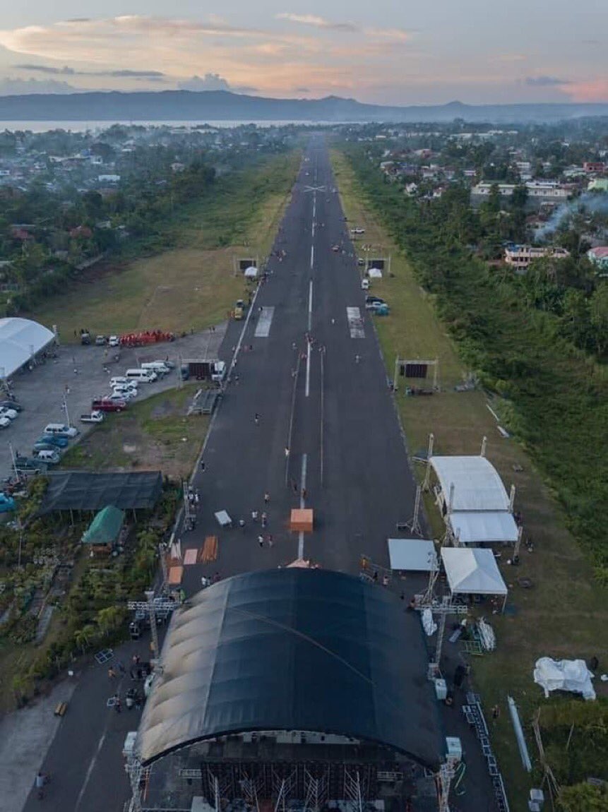 DeonaVillegas's tweet photo. Happening right now… The old Tagbilaran airport runway has turned into a sea of Kakampinks. ctto #BoholIsPink #PinkWaveHaEste #LetLeniLead2022 ctto https://t.co/NypE1QCpZO
