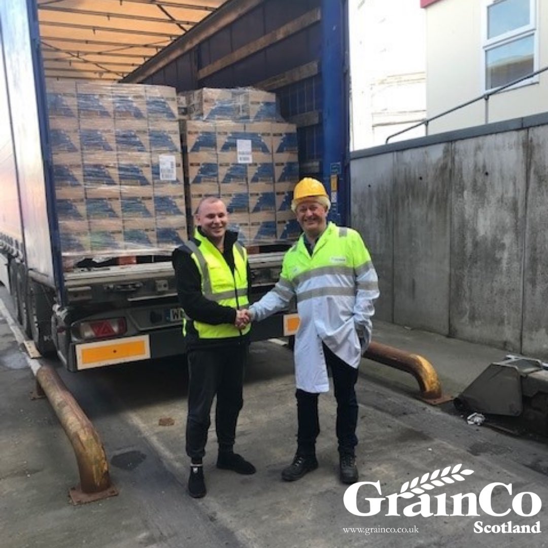 Yesterday we donated and helped to dispatch 13000x1kg boxes of Quaker Porridge Oats to aid Ukrainian refugees  fleeing the invasion. Here’s Keith dispatching from the Cupar plant with driver Krystian. Bezpieczna podroz (safe journey)!