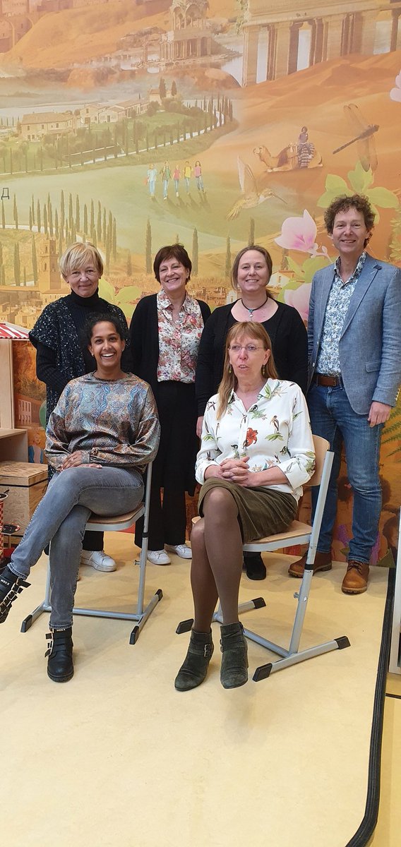 Leimundo_nl's tweet photo. Vandaag hebben we internationaal werkbezoek van twee docenten van de lerarenopleiding van de Karel de Grote Hogeschool in Antwerpen. Zij zijn in de ITK's en TOP-klas geweest. Interssant en leuk om kennis uit te wisselen! https://t.co/eHhnf8sudv
